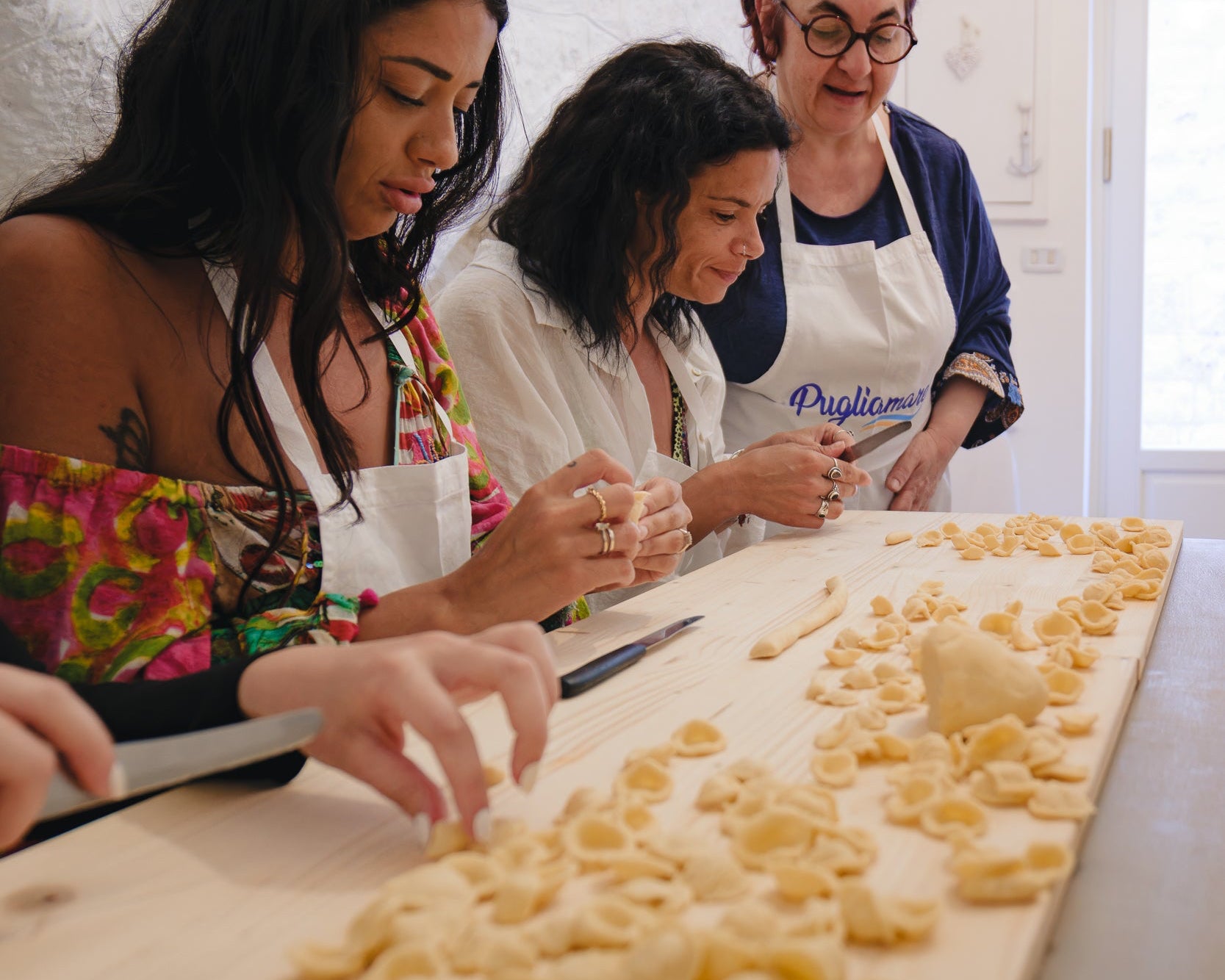Lezione di Cucina Tipica Pugliese a Polignano a Mare – Orecchiette con Aperitivo e Vino-1