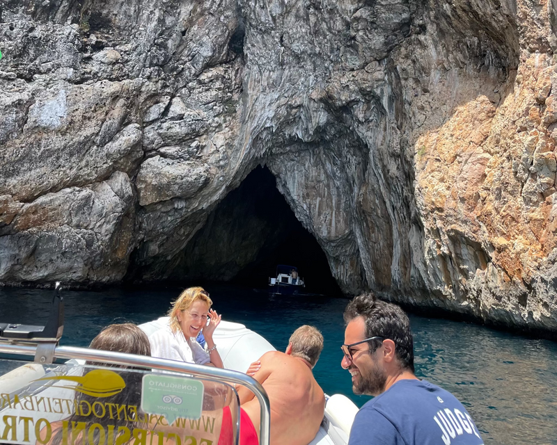 Tour privato in barca a Otranto - Grotte Scogliere e Aperitivo a bordo