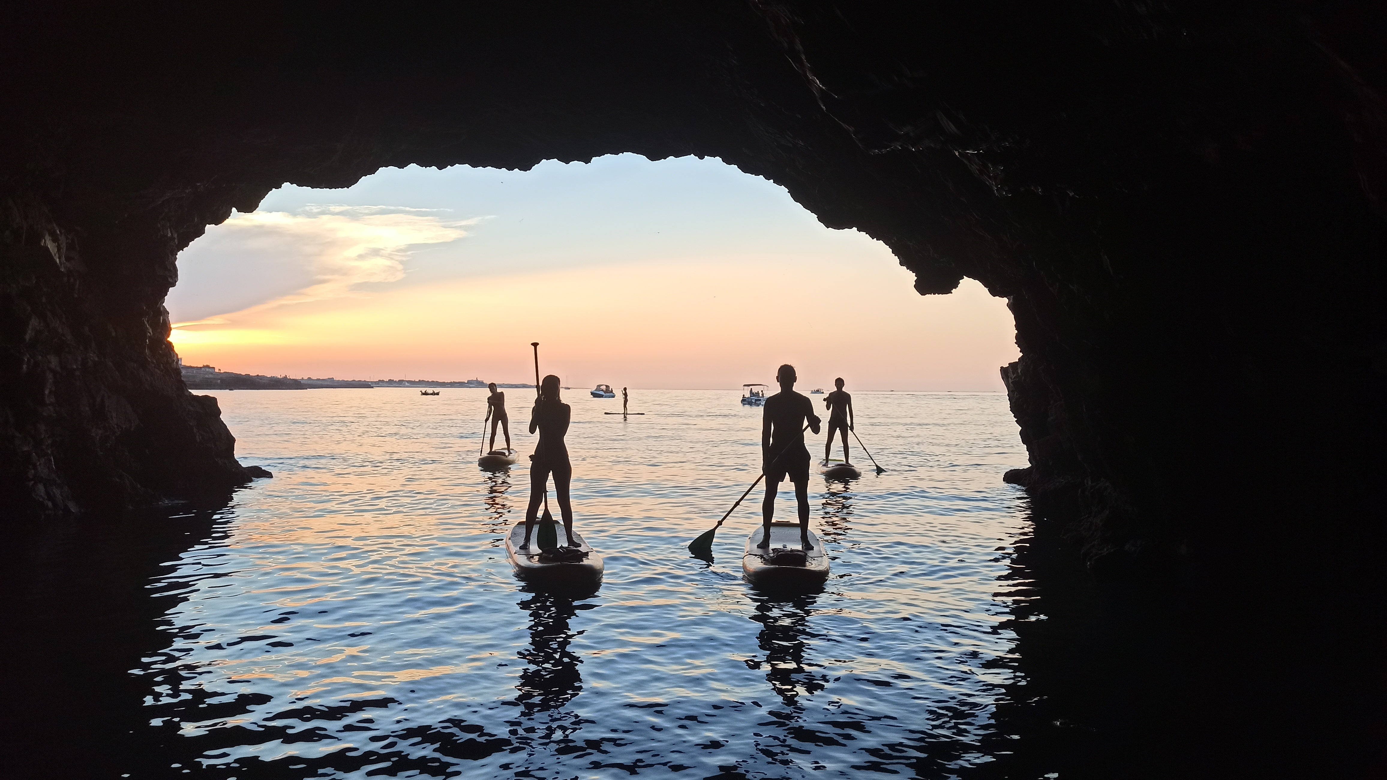 Escursione in SUP alle grotte di Polignano a Mare-2