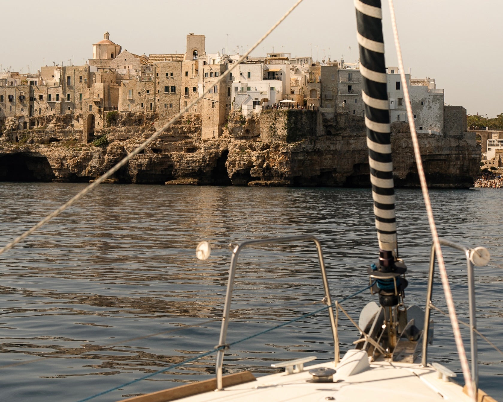 Tour in Barca a Vela di Polignano a Mare - Grotte Relax e Aperitivo al Tramonto-1