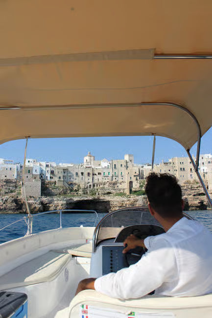 Da Bari: Tour in barca delle grotte di Polignano al tramonto